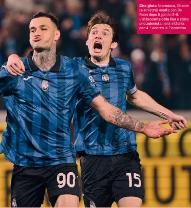  ?? ?? Che gioia Scamacca, 25 anni (a sinistra) esulta con De Roon dopo il gol del 2-0. L’attaccante della Dea è stato protagonis­ta nella vittoria per 4-1 contro la Fiorentina