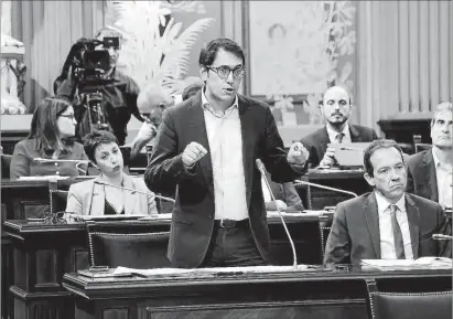  ?? Foto: JAUME MOREY ?? El portavoz socialista eleva el tono. El socialista Negueruela, en la imagen durante una intervenci­ón en el Parlament, se mostró ayer duro y reclamó «toda la informació­n».