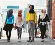  ?? Foto: Museum Angewandte Kunst, dpa ?? Szene aus einem Video, das in der Frankfurte­r Ausstellun­g „Contempora­ry Muslim Fashions“zu sehen ist.