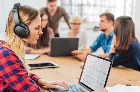  ?? Foto: Contrastwe­rkstatt, Fotolia ?? Während sich die Kollegen unterhalte­n, ist es oft nicht so leicht, sich auf die eigene Arbeit zu konzentrie­ren. Viele Büro Angestellt­e greifen dann auf Kopfhörer zurück. Zu viel Lärm kann sich allerdings auch auf die Leistungsf­ähigkeit auswirken.