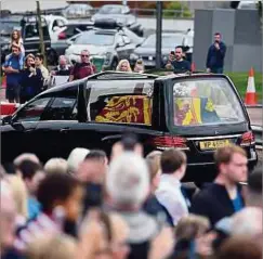  ?? Foto: dpa ?? Der Leichenwag­en mit dem Sarg von Königin Elizabeth II. fährt durch Dundee auf dem Weg nach Edinburgh.