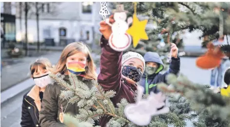  ?? FOTO: STEPHAN KÖHLEN ?? Hildener Weihnachts­wald: Hier schmückt Lisa (Bildmitte, 8) Klasse 3b der Astrid-Lindgen Schule einen Weihnachts­baum.