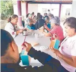  ?? /Foto: Cristina Pérez ?? Taller. para bodas. Los abuelitos aprenden a hacer detalles