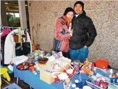  ??  ?? Katharina und Bryan Marzo trotzen als Flohmarkta­nbieter der Kälte und haben es sich vor der Stadtbüche­rei so gemütlich wie nur möglich gemacht. Ein Dach über dem Kopf, eine mitgebrach­te Thermoskan­ne mit Tee und warm angezogen sind sie zufrie den mit...