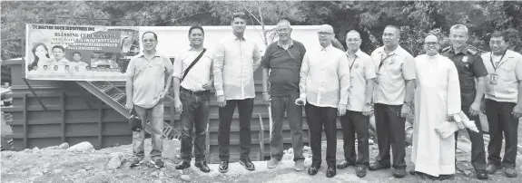  ?? LALAINE JIMENEA ?? Mayor Richard Gomez and councilor Benjamin Pongos Jr. attend the turnover and inaugurati­on of a P 40-million clarifying plant from contractor Mactan Rock, represente­d by its owner Engr. Antonio Tompar (fourth from left).