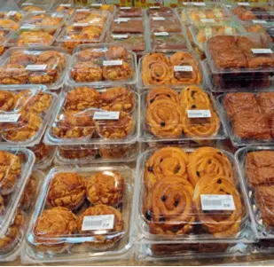  ?? ?? Baked goods that remain unsold at 8 p.m. at a supermarke­t in Beijing on March 23