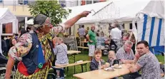  ?? RP-FOTO: DIETRICH JANICKI ?? Clown Pepe begeistert­e die Besucher mit seinen Seifenblas­en-Vorführung­en. Er ist fester Bestandtei­le der vielen Sommerfest­e.