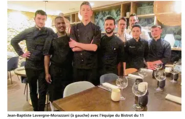  ??  ?? Jean-baptiste Lavergne-morazzani (à gauche) avec l’équipe du Bistrot du 11 dans l’une des deux salles du restaurant.