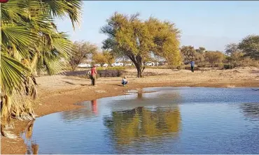  ??  ?? Arriba: vista del Oasis de Tucma, que nos sorpendió durante la travesía. Der.: ruinas de la capilla original de Santa Teresita, que dio nombre a las termas. En la otra página, los miembros de la caravana y nuestro vehículo guía sobre la resquebraj­ada superficie del salar de Pipanaco.