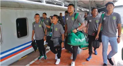  ?? ANGGER BONDAN/JAWA POS ?? SUDAH MOVE ON: Pemain Persebaya Surabaya saat hendak naik KA Sancaka tujuan Surabaya di Stasiun Balapan, Solo, kemarin (4/2).