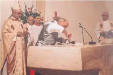  ?? FOTO: KIRCHENGEM­EINDE DURCHHAUSE­N ?? Kurz vor der Fertigstel­lung des neuen Altars 1991: Kurt Höfler mauert noch den Reliquienb­ehälter ein.