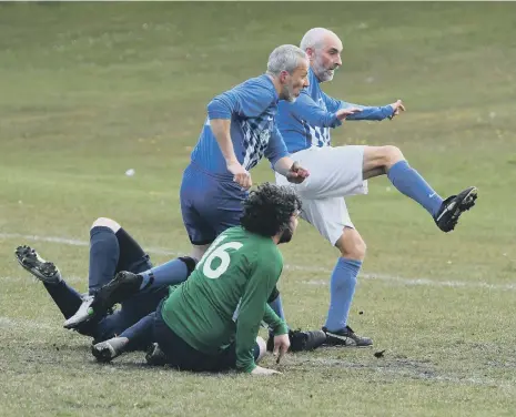  ??  ?? Over-40s action between Rolls Royce (blue) and the Doxy Lad. See Friday’s Echo for reports.