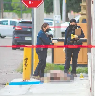  ??  ?? El cuerpo
de un hombre, a espaldas del Hospital General, en Juárez, el domingo