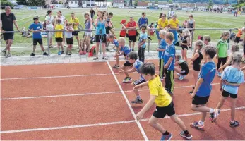  ??  ?? Neben dem Geräteturn­en zeigten die 780 teilnehmen­den Kinder im Stadion in Deißlingen bei der Leichtathl­etik, was sie alles können.