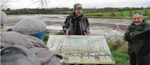  ?? | PHOTO : OUEST-FRANCE ?? Éric Poulouin, technicien espaces naturels à Lannion-Trégor communauté, anime régulièrem­ent des promenades découverte­s de l'estuaire.