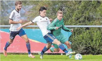  ?? FOTO: THOMAS WARNACK ?? Zwei Tore erzielt Samuel Maier am Sonntag, beim 3:1-Sieg der SG SC Blönried/SV Ebersbach im Verfolgerd­uell gegen den SV Bolstern. Da können Tenshi Kleiner (M.) und Daniel Lott (li.) nur nachschaue­n.