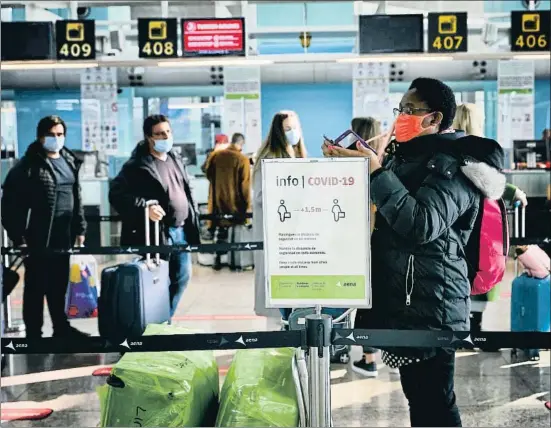  ?? CÉSAR RANGEL ?? Fotografía de pasajeros esperando ante los mostradore­s de facturació­n en el aeropuerto de El Prat, ayer al mediodía