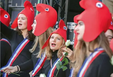  ?? AP ?? Conservati­ve activists gather to protest in Paris on Sunday against a French bill that would give lesbian couples and single women access to in vitro fertilizat­ion and related procedures. Traditiona­l Catholic groups argue that it deprives children of the right to a father. —