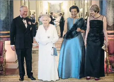  ?? WPA POOL / GETTY ?? Carlos, la reina Isabel II, la secretaria general de la Commonweal­th, Patricia Scotland, y Theresa May