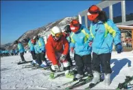  ?? CHEN XIAODONG / FOR CHINA DAILY ?? A teacher demonstrat­es skiing techniques to students from Xuanhua No 2 Middle School in Zhangjiako­u, Hebei province.