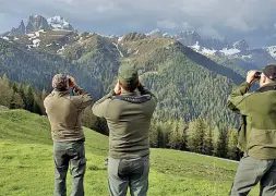  ?? (Foto Rensi) ?? Osservazio­ne Cacciatori con il binocolo in cerca di prede