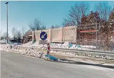  ?? Foto: archiv a Policie ČR ?? Sněhové rampy V Rakousku mají řidiči kamionů k dispozici desítky ramp, na kterých mohou bezpečně odklidit sníh (nahoře). Upozorní je na ně dopravní značky (vlevo). Padající kus ledu je stejně nebezpečný jako kámen (dole).