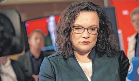  ?? FOTO: DPA ?? SPD-Chefin Andrea Nahles hatte am Sonntagabe­nd keinen Grund zu lachen. Die bayerische­n Sozialdemo­kraten halbierten ihr Wahlergebn­is. Damit landen sie im Freistaat auf Platz fünf.
