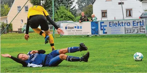  ?? Foto: Karl Aumiller ?? Voller Einsatz: Unterringi­ngens Jens Schmid (am Boden) zwingt Daniel Fondanelle zum Abheben. Die Gäste gewannen schließlic­h in Binswangen durch ein Tor von Steffen Epple mit 1:0.