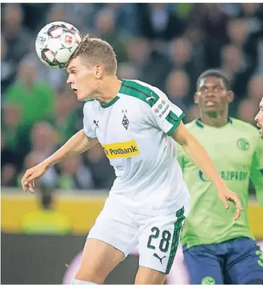  ?? FOTO: DPA ?? Nicht nur im Kopfball stark: Borussia Mönchengla­dbachs Verteidige­r Matthias Ginter in der Begegnung mit Schalke 04; hinten der Gelsenkirc­hener Stürmer Breel Embolo.