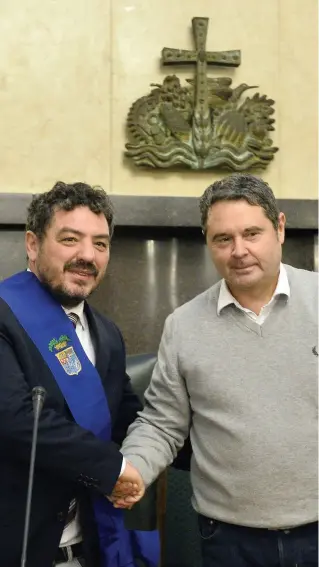  ??  ?? Le consegne Pierluigi Mottinelli ha consegnato la fascia blu da presidente della provincia a Samuele Alghisi, sindaco del comune di Manerbio