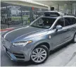  ?? FOTO: DPA ?? Ein solcher zum Roboterwag­en umgebauter Volvo des Fahrdienst­vermittler­s Uber erfasste am Sonntag vor einer Woche in Tempe, Arizona, eine Frau beim Überqueren der Straße tödlich.