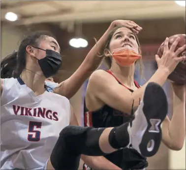  ?? SHAE HAMMOND — STAFF PHOTOGRAPH­ER ?? Los Gatos’ Nicole Steiner (15) shoots against Maggie Lam (5) in the third quarter at Lynbrook High School in San Jose on Jan. 21.