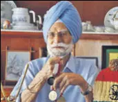  ?? PTI/HT/TWITTER ?? In his autobiogra­phy ‘My Golden Days’, Olympic goldmedall­ist and former India Hockey captain Gurbux Singh (left) says Balbir Singh Sr (showing medals) is the greatest scorer that India has ever produced, but Dhyan Chand (right) was the greatest and...