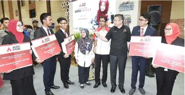  ?? — Bernama photo ?? Salahuddin (third right) in a sharing session with the award recipients after the programme launch.