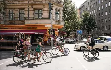  ??  ?? In Städten sinkt die Reichweite von Autos. Mit dem Rad geht es oft schneller – und schont die Umwelt.Foto: Travel Collection