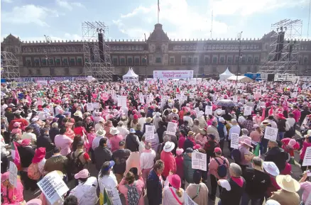  ?? ?? l Miles de personas se congregaro­n en el Zócalo de la capital del País para exigir al Gobierno federal respeto a la democracia y al estado de Derecho.