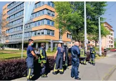  ?? FOTO: SAMLA ?? Beamte der Polizei und Kräfte der Krefelder Feuerwehr stehen vor dem Polizeiprä­sidium am Nordwall.