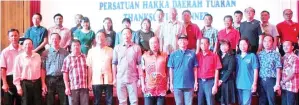  ??  ?? DEPAN, dari lima kiri: Lo, Teo, Hajiji dan Madius bergambar bersama para AJK Persatuan Hakka Daerah Tuaran.