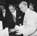  ??  ?? Aldo Moro mentre dona il calice a Paolo VI Accanto il Papa che lo regala al Capitolo della Cattedrale di Santa Maria del Fiore nel 1966 dopo l’alluvione