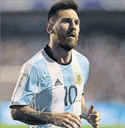  ??  ?? Toda Argentina y el mundo del fútbol confía en que Leo Messi pueda estar en el próximo Mundial de Rusia. Para lograrlo, la vía fiable es ganar en Ecuador, que de entrada asegura el ‘repechaje’ ante Nueva Zelanda.