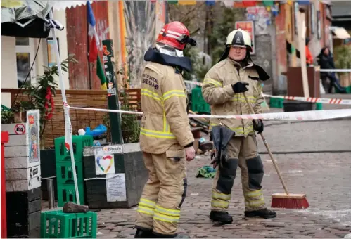  ?? FOTO: JENS DRESLING ?? En person blev fundet død i en lejlighed på Christiani­a i forbindels­e med en brand, mens en anden sprang ud af vinduet fra tredje sal. Han afgik senere ved døden.