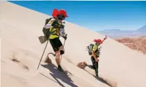  ?? 4DESERTS.COM/ATACAMACRO­SSING ?? Camel Fung (left) crosses the Atacama Desert in Chile with his blade in 2015.