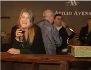  ??  ?? Margo Arbo, brindando com vinho Atilio Avena.
