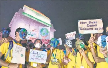  ?? SANJEEV VERMA/HT PHOTO ?? The fight began on social media, with groups and communitie­s on Facebook. As air pollution levels rose again this year, Delhiittes wearing masks, held a massive protest on November 5 at India Gate.