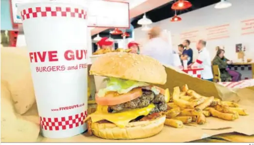  ?? M. G. ?? La Bacon Cheese Burger de Five Guys se posiciona en el ranking de las más solicitada­s en el pedido a domicilio.