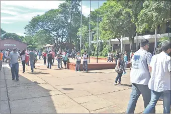  ??  ?? Aspirantes al Colegio Técnico Nacional pueden estar tranquilos porque la dirección aseguró que inscribirá a todos. Esperan que se subsane el inconvenie­nte de expedición.