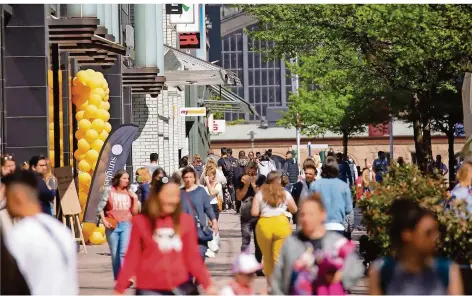  ?? FOTO: CHRISTIAN CHARISIUS/DPA ?? In der Hamburger Innenstadt genießen die Menschen ihre neuen Freiheiten in der Corona-Krise. Wie Kanzlerin Angela Merkel befürchtet allerdings auch Saar-Ministerpr­äsident Tobias Hans, dass die Zahl der Infektione­n wieder ansteigt und ein neuer noch schärferer Lockdown nötig wird.