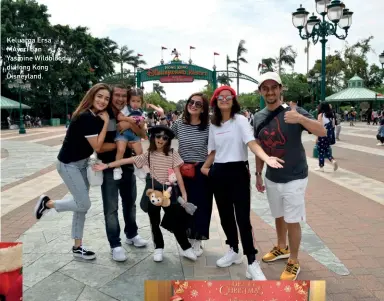 ??  ?? Keluarga Ersa Mayori dan Yasmine Wildblood di Hong Kong Disneyland.