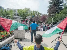  ?? LIAM RICHARDS/THE StarPhoeni­x ?? Ash Bakari addresses the crowd of supporters during a pro-Palestinia­n rally at city hall in
Saskatoon, Saturday. Bakari, who has family in Gaza, called for equality and peace.