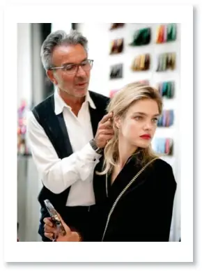  ??  ?? OLIVIER ECHAUDEMAI­SON ET NATALIA VODIANOVA. Le vrai rouge met en valeur les blondes.